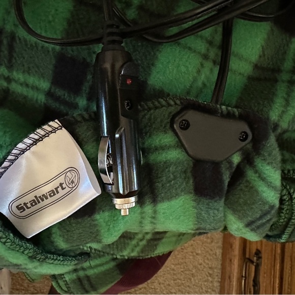 Stalwart Green and Black Plaid 12 volt heated travel Blanket. Like new - Picture 6 of 7